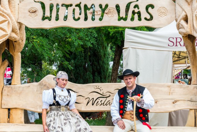 Burmistrz Tomasz Bujok wraz z małżonką przy nowej bramie